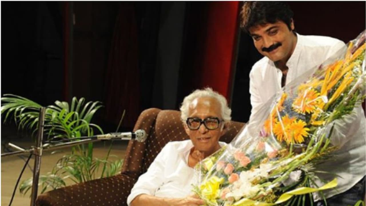 প্রতিবাদের বার্তাতেই ছবির ধারাবদল, 'পদাতিক' মৃণাল সেনকে জন্মদিনে সশ্রদ্ধ প্রণাম প্রসেনজিতের