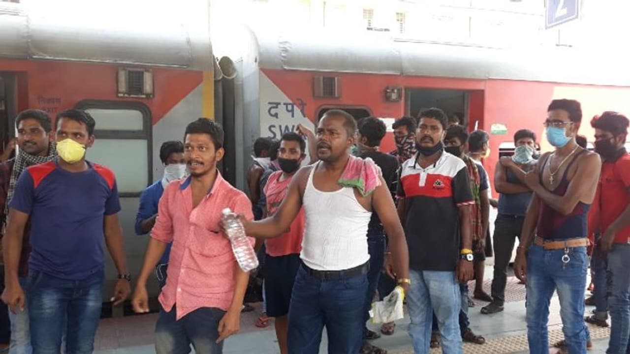 স্পেশাল ট্রেনে 'চরম অব্যবস্থা', রামপুরহাট স্টেশনে বিক্ষোভ যাত্রীদের