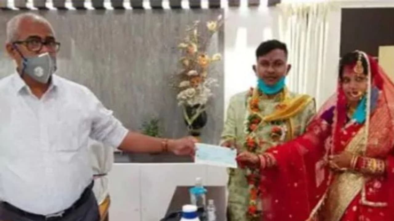 ലളിതമായ ചടങ്ങുകൾ‍, അതിഥികളാരുമില്ല; വിവാഹത്തിന് കരുതിയ പണം കൊവിഡ് പോരാട്ടത്തിന്, മാതൃകയായി വധൂവരന്മാർ