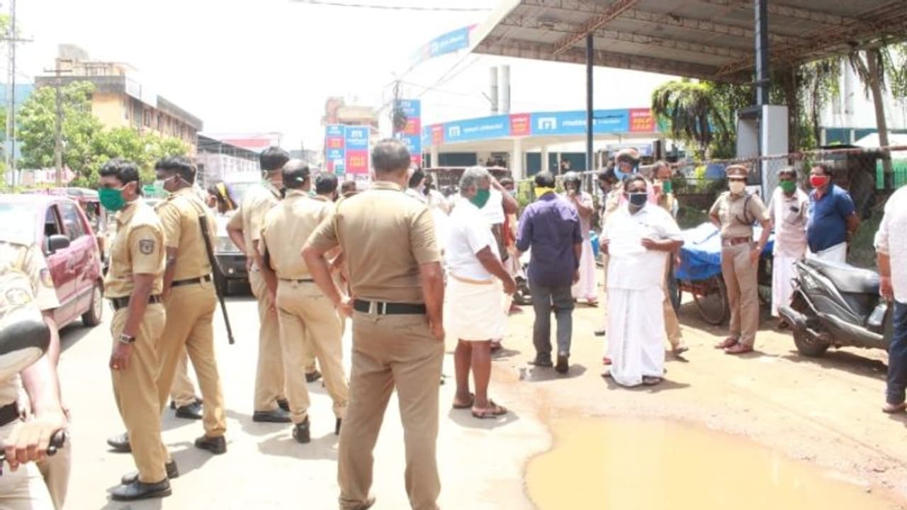 തട്ടുകടകൾ പുനഃസ്ഥാപിക്കാനുള്ള കച്ചവടക്കാരുടെ നീക്കം പൊലീസുമായുള്ള തർക്കത്തിനിടയാക്കി