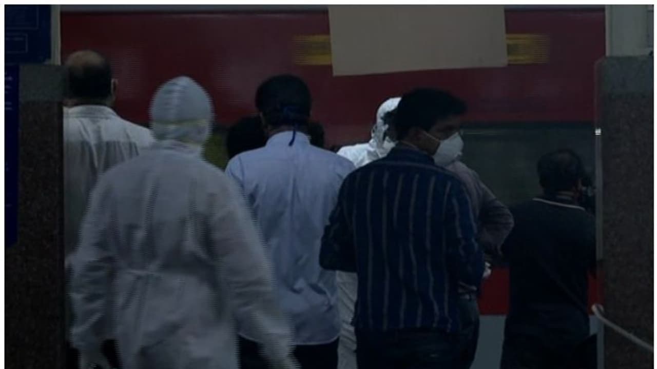 ദില്ലിയില് നിന്നുള്ള ആദ്യ ട്രെയിന് കോഴിക്കോട്ട് എത്തി; യാത്രക്കാര്ക്ക് പരിശോധന, സജ്ജം ദില്ലിയില് നിന്നുള്ള ആദ്യ ട്രെയിന് കോഴിക്കോട്ട് എത്തി; യാത്രക്കാര്ക്ക് പരിശോധന, സജ്ജം