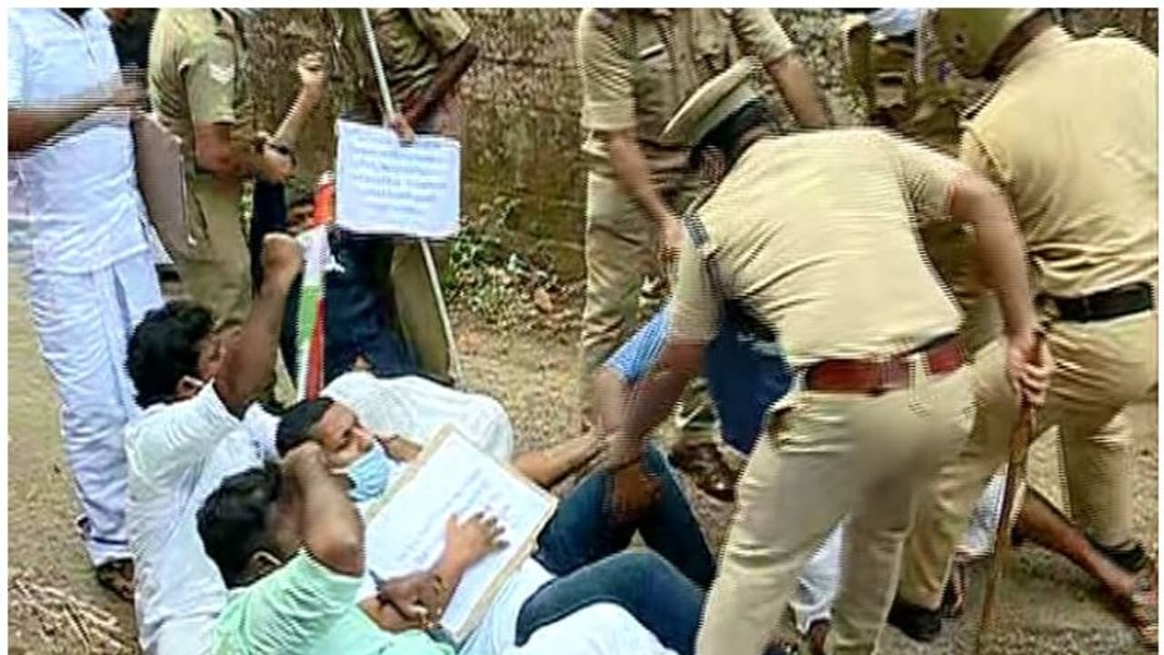 എ സി മൊയ്തീന്റെ വീടിന് മുന്നിൽ യൂത്ത് കോൺഗ്രസിന്റെ കുത്തിയിരിപ്പ് സമരം;മന്ത്രി നിരീക്ഷണത്തിൽ പോകണമെന്ന് ആവശ്യം എ സി മൊയ്തീന്റെ വീടിന് മുന്നിൽ യൂത്ത് കോൺഗ്രസിന്റെ കുത്തിയിരിപ്പ് സമരം;മന്ത്രി നിരീക്ഷണത്തിൽ പോകണമെന്ന് ആവശ്യം