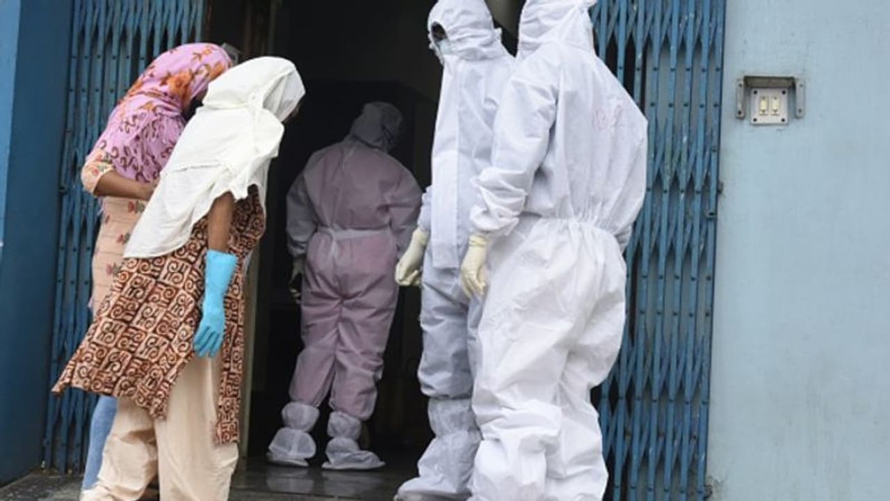 করোনার ভয়ে ২ দিন ধরে দাদার দেহ আগলে ভাই, আলিপুর বডিগার্ড লাইনে পচাগলা অবস্থায় উদ্ধার করল পুলিশ করোনার ভয়ে ২ দিন ধরে দাদার দেহ আগলে ভাই, আলিপুর বডিগার্ড লাইনে পচাগলা অবস্থায় উদ্ধার করল পুলিশ