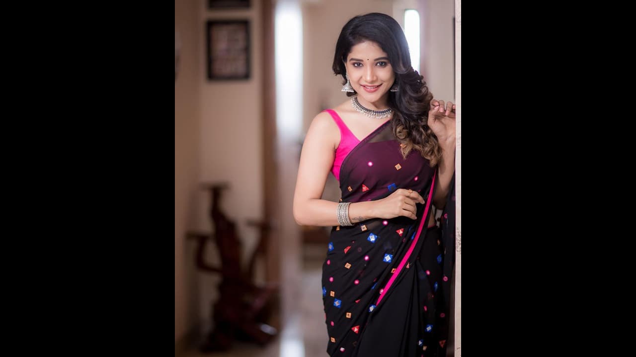 அந்த இடத்தில் முத்தம் கேட்ட சாக்ஷி அகர்வால்... கண்டபடி திட்டி தீர்க்கும் நெட்டிசன்கள்...! அந்த இடத்தில் முத்தம் கேட்ட சாக்ஷி அகர்வால்... கண்டபடி திட்டி தீர்க்கும் நெட்டிசன்கள்...!