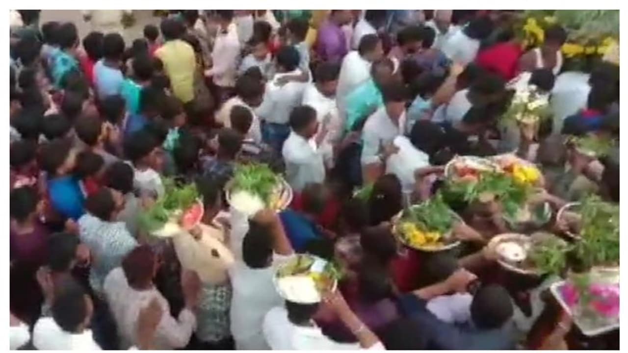 ವಿಜಯಪುರ: ಕೊರೋನಾ ಮಧ್ಯೆಯೂ ಅದ್ಧೂರಿ ಜಾತ್ರೋತ್ಸವ ವಿಜಯಪುರ: ಕೊರೋನಾ ಮಧ್ಯೆಯೂ ಅದ್ಧೂರಿ ಜಾತ್ರೋತ್ಸವ