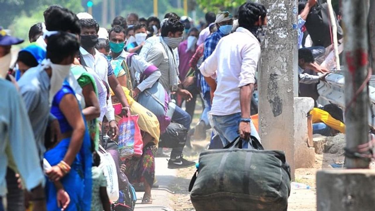 ಕಾರ್ಮಿಕ ಕಾಯ್ದೆ ಅಮಾನತು ವಿರುದ್ಧ ದಾವಣಗೆರೆಯಲ್ಲಿ ಪ್ರತಿಭಟನೆ ಕಾರ್ಮಿಕ ಕಾಯ್ದೆ ಅಮಾನತು ವಿರುದ್ಧ ದಾವಣಗೆರೆಯಲ್ಲಿ ಪ್ರತಿಭಟನೆ