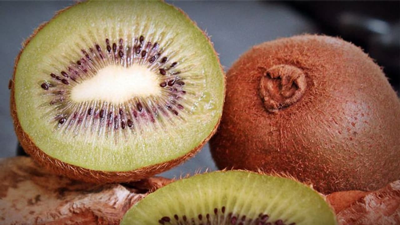 പ്രതിരോധശക്തിക്കും മുടിയുടെ വളർച്ചയ്ക്കും നല്ലത്, കിവിപ്പഴത്തിന് ആവശ്യക്കാര് ഏറെ... പ്രതിരോധശക്തിക്കും മുടിയുടെ വളർച്ചയ്ക്കും നല്ലത്, കിവിപ്പഴത്തിന് ആവശ്യക്കാര് ഏറെ...