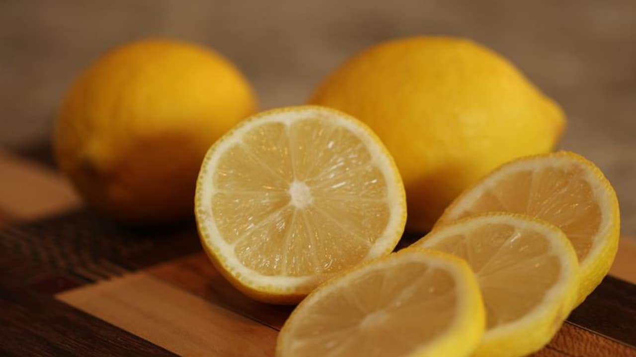 রূপচর্চা ও পানীয়তে নয়, এই কাজেও ব্যবহার করতে পারেন লেবুর রস