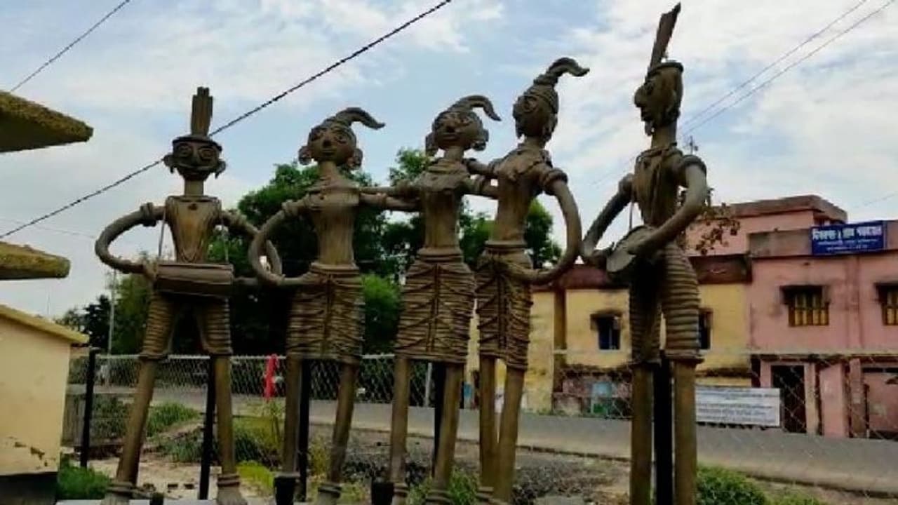 লকডাউনের জেরে কাজ বন্ধ, বিপাকে আউশগ্রামের ডোকরা শিল্পীরা