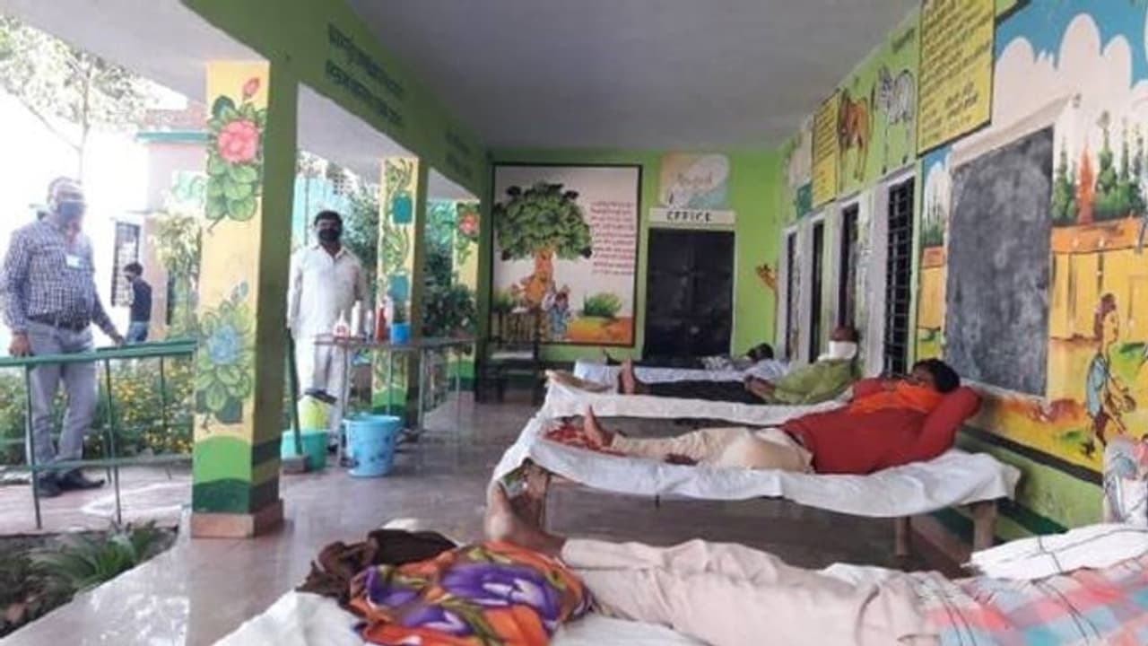 ಸಾಕಪ್ಪಾ ಸಾಕು, ಕ್ವಾರಂಟೈನ್ನಿಂದ ಬಿಡುಗಡೆ ಮಾಡಿ; ವಿದ್ಯಾರ್ಥಿಗಳ ಮನವಿ ಸಾಕಪ್ಪಾ ಸಾಕು, ಕ್ವಾರಂಟೈನ್ನಿಂದ ಬಿಡುಗಡೆ ಮಾಡಿ; ವಿದ್ಯಾರ್ಥಿಗಳ ಮನವಿ