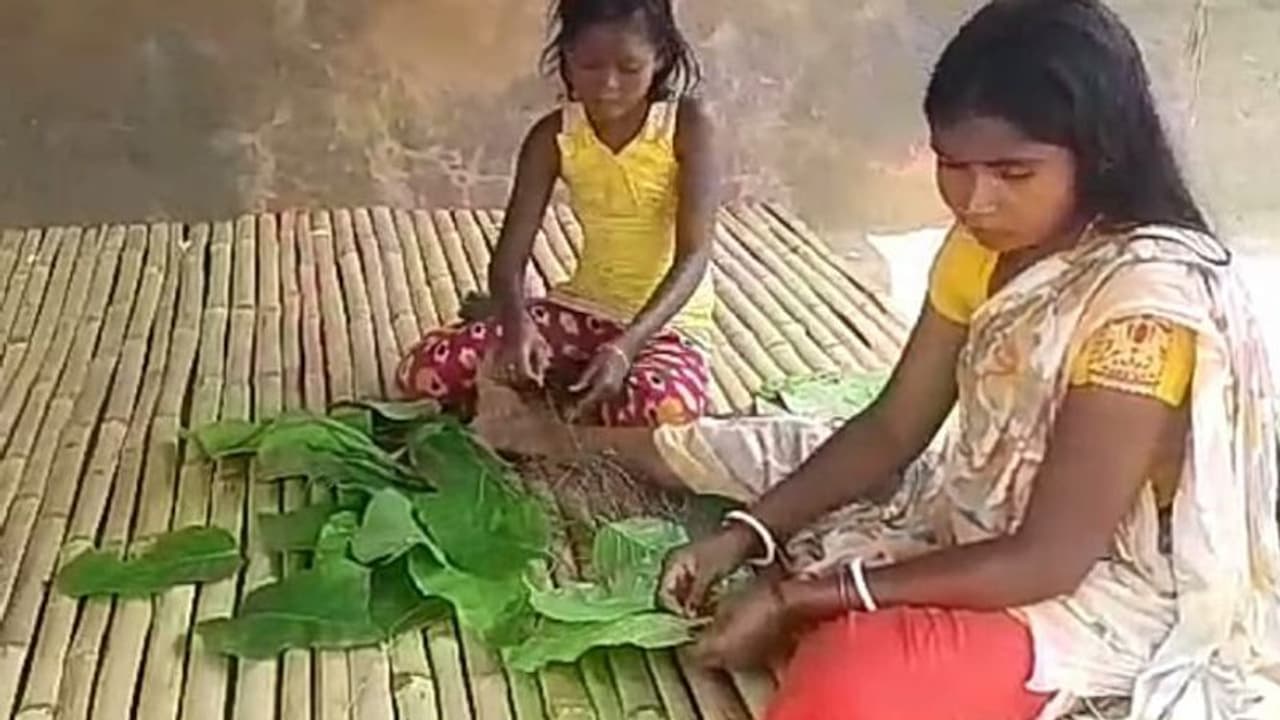 রেশন চালই ভরসা, লকডাউনে চরম দুর্দশায় জঙ্গলমহলের শবররা রেশন চালই ভরসা, লকডাউনে চরম দুর্দশায় জঙ্গলমহলের শবররা