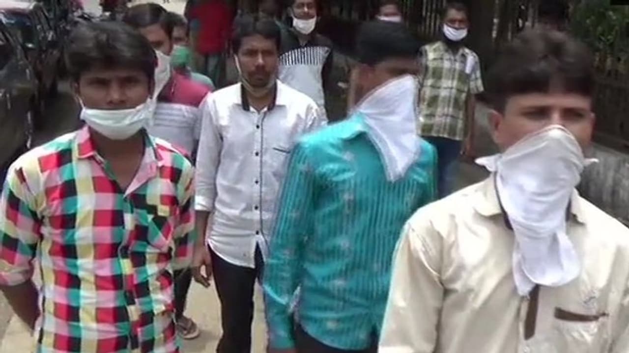 বাংলায় ফিরতে মরিয়া অভিবাসী শ্রমিকরা, মুখ্যমন্ত্রীর সবুজ সংকেতের অপেক্ষায় ১২০ জন, নয়ডা থেকে হাঁটছেন ২৩ জন