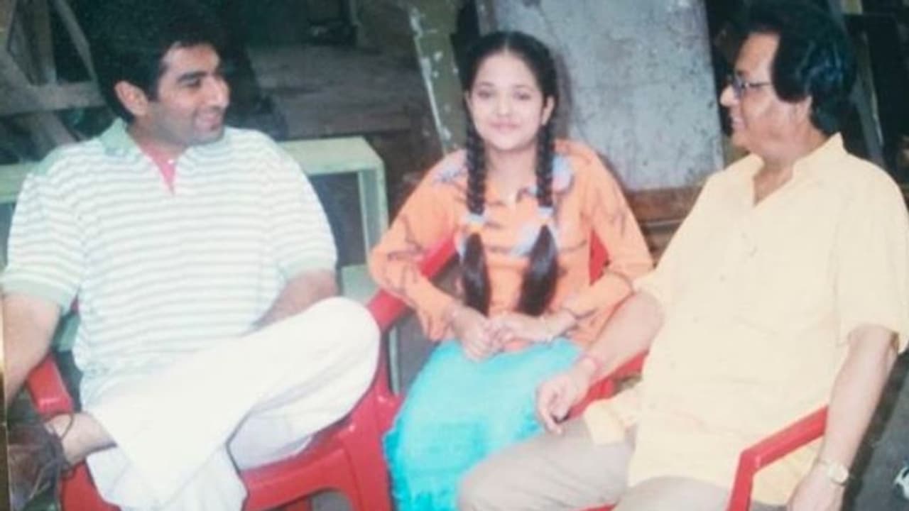 'শুভদৃষ্টি'র সেটে জিৎ ও পরিচালক প্রভাত রায়ের সঙ্গে মিমি, থ্রোব্যাক ট্রেন্ডে গা ভাসালেন অভিনেত্রী 'শুভদৃষ্টি'র সেটে জিৎ ও পরিচালক প্রভাত রায়ের সঙ্গে মিমি, থ্রোব্যাক ট্রেন্ডে গা ভাসালেন অভিনেত্রী