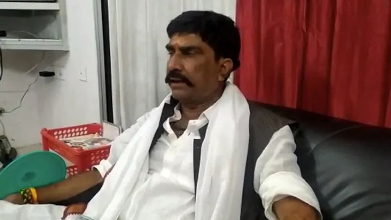 ബിഹാറിൽ കോൺഗ്രസ് എംഎൽഎയുടെ കാറിൽ നിന്ന് വിദേശ മദ്യം പിടികൂടി; നാല് പേര് അറസ്റ്റില് ബിഹാറിൽ കോൺഗ്രസ് എംഎൽഎയുടെ കാറിൽ നിന്ന് വിദേശ മദ്യം പിടികൂടി; നാല് പേര് അറസ്റ്റില്