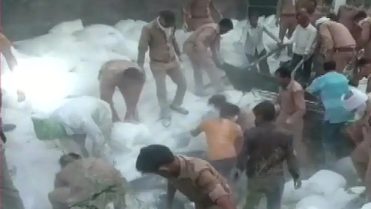 ফের ভয়াবহ দুর্ঘটনা, ট্রাকের সঙ্গে ট্রাকের মুখোমুখি সংঘর্ষে প্রাণ গেল ২৪ জন পরিযায়ীর ফের ভয়াবহ দুর্ঘটনা, ট্রাকের সঙ্গে ট্রাকের মুখোমুখি সংঘর্ষে প্রাণ গেল ২৪ জন পরিযায়ীর