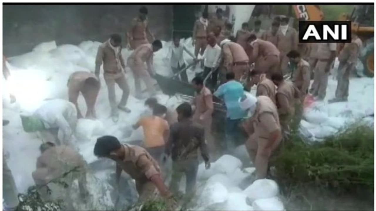 യുപിയിൽ ട്രക്കുകൾ കൂട്ടിയിടിച്ച് അപകടം, 21 കുടിയേറ്റ തൊഴിലാളികൾ മരിച്ചു യുപിയിൽ ട്രക്കുകൾ കൂട്ടിയിടിച്ച് അപകടം, 21 കുടിയേറ്റ തൊഴിലാളികൾ മരിച്ചു