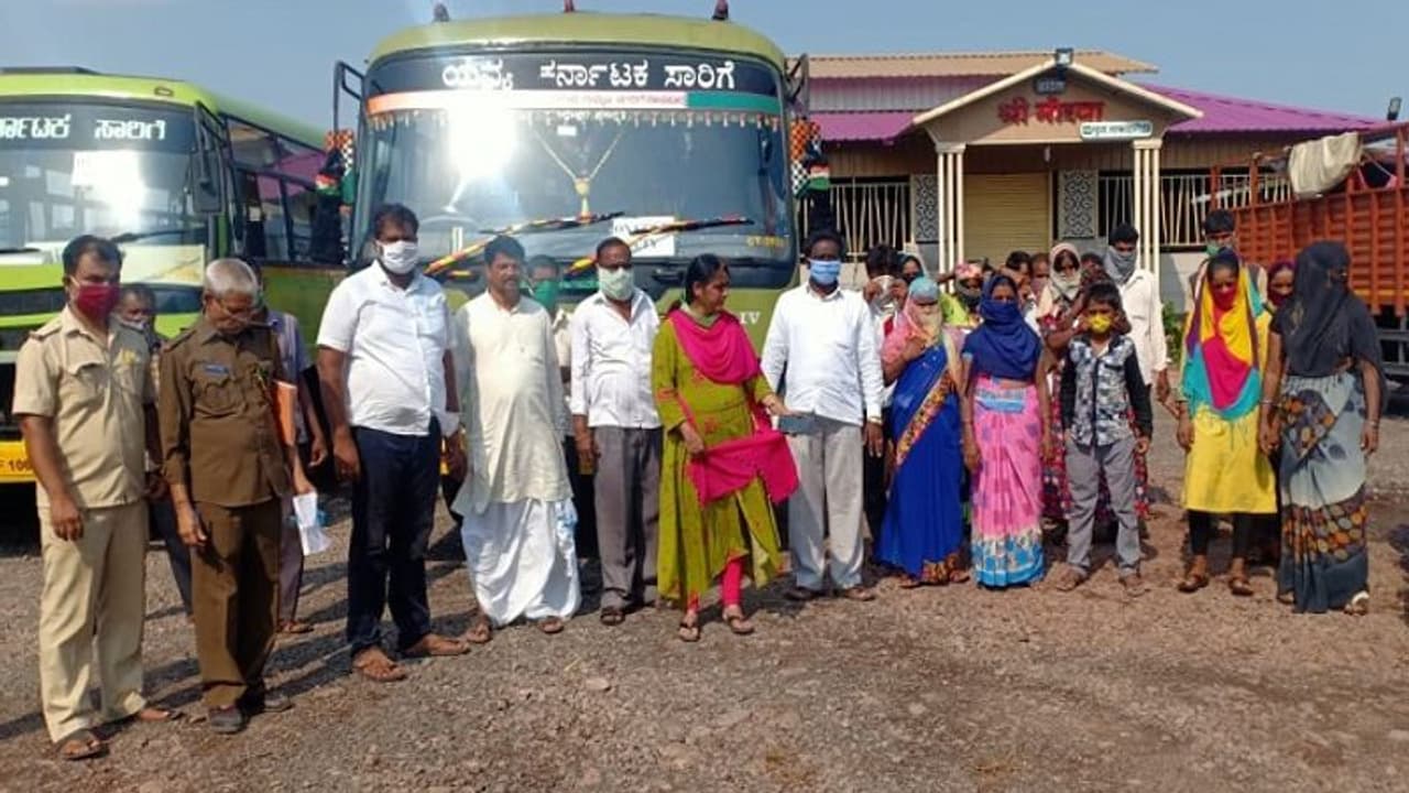 ಕೈಯಲ್ಲಿ ದುಡ್ಡಿಲ್ಲದೇ ಕಂಗಾಲಾದ ಕಾರ್ಮಿಕರು: ತವರಿಗೆ ಮರಳಲು ಮೂರು ಪಟ್ಟು ದರ ಹೆಚ್ಚಿಸಿದ ಸಾರಿಗೆ ಸಂಸ್ಥೆ ಕೈಯಲ್ಲಿ ದುಡ್ಡಿಲ್ಲದೇ ಕಂಗಾಲಾದ ಕಾರ್ಮಿಕರು: ತವರಿಗೆ ಮರಳಲು ಮೂರು ಪಟ್ಟು ದರ ಹೆಚ್ಚಿಸಿದ ಸಾರಿಗೆ ಸಂಸ್ಥೆ