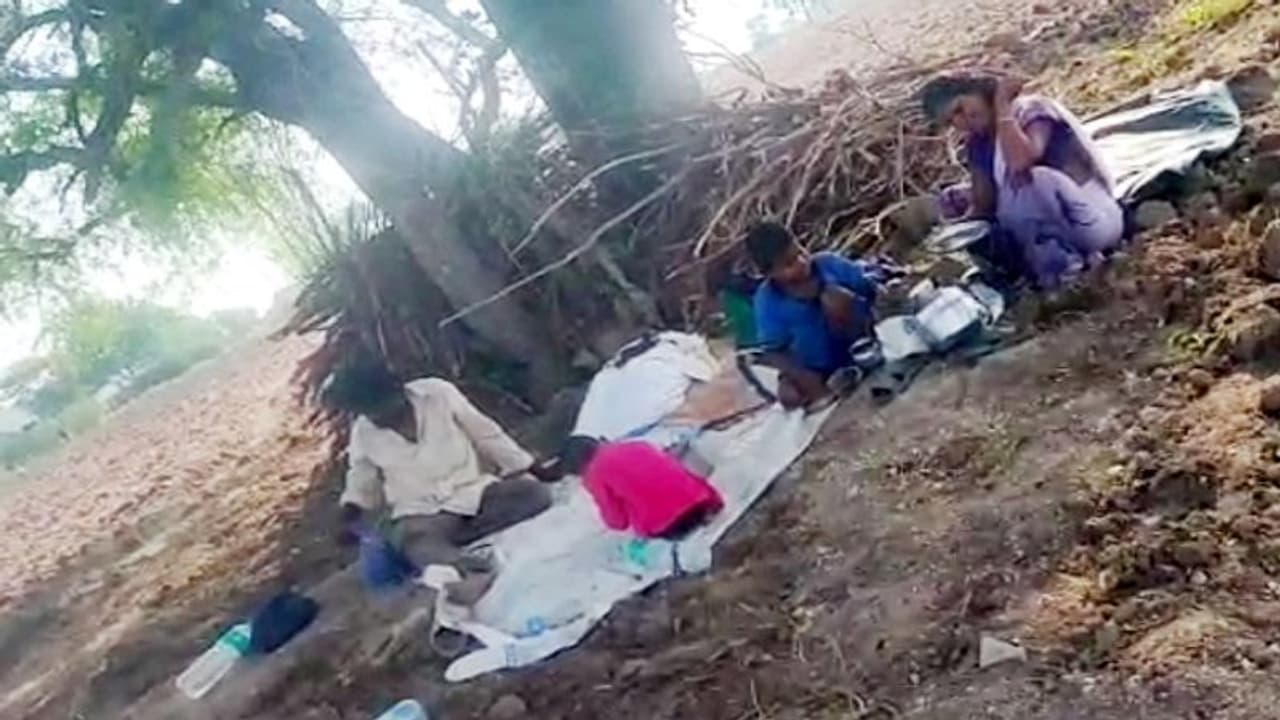 ಕ್ವಾರಂಟೈನ್ಗೆ ಗ್ರಾಮಸ್ಥರ ಹಿಂದೇಟು: ಪುಟ್ಟ ಮಕ್ಕಳ ಜೊತೆ ಹೊಲದಲ್ಲೇ ರಾತ್ರಿ ಕಳೆದ ಕುಟುಂಬ..! ಕ್ವಾರಂಟೈನ್ಗೆ ಗ್ರಾಮಸ್ಥರ ಹಿಂದೇಟು: ಪುಟ್ಟ ಮಕ್ಕಳ ಜೊತೆ ಹೊಲದಲ್ಲೇ ರಾತ್ರಿ ಕಳೆದ ಕುಟುಂಬ..!