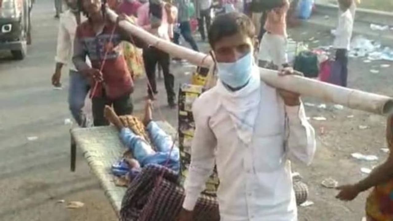 ദുരിതം തീരാതെ തൊഴിലാളികള്‍; തളര്‍ന്ന മകനെ സ്ട്രെക്ചറില്‍ ചുമന്ന് കുടുംബം നടന്നത് 15 ദിവസം