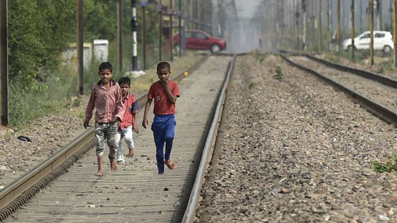 ಒಡಿಶಾ ಟ್ರೈನ್ ದುರಂತ ಹಿನ್ನೆಲೆ: ಕರ್ನಾಟಕದಲ್ಲಿ ರೈಲ್ವೆ ಹಳಿಗಳ ವಿಶೇಷ ತಪಾಸಣೆ ಆರಂಭ ಒಡಿಶಾ ಟ್ರೈನ್ ದುರಂತ ಹಿನ್ನೆಲೆ: ಕರ್ನಾಟಕದಲ್ಲಿ ರೈಲ್ವೆ ಹಳಿಗಳ ವಿಶೇಷ ತಪಾಸಣೆ ಆರಂಭ