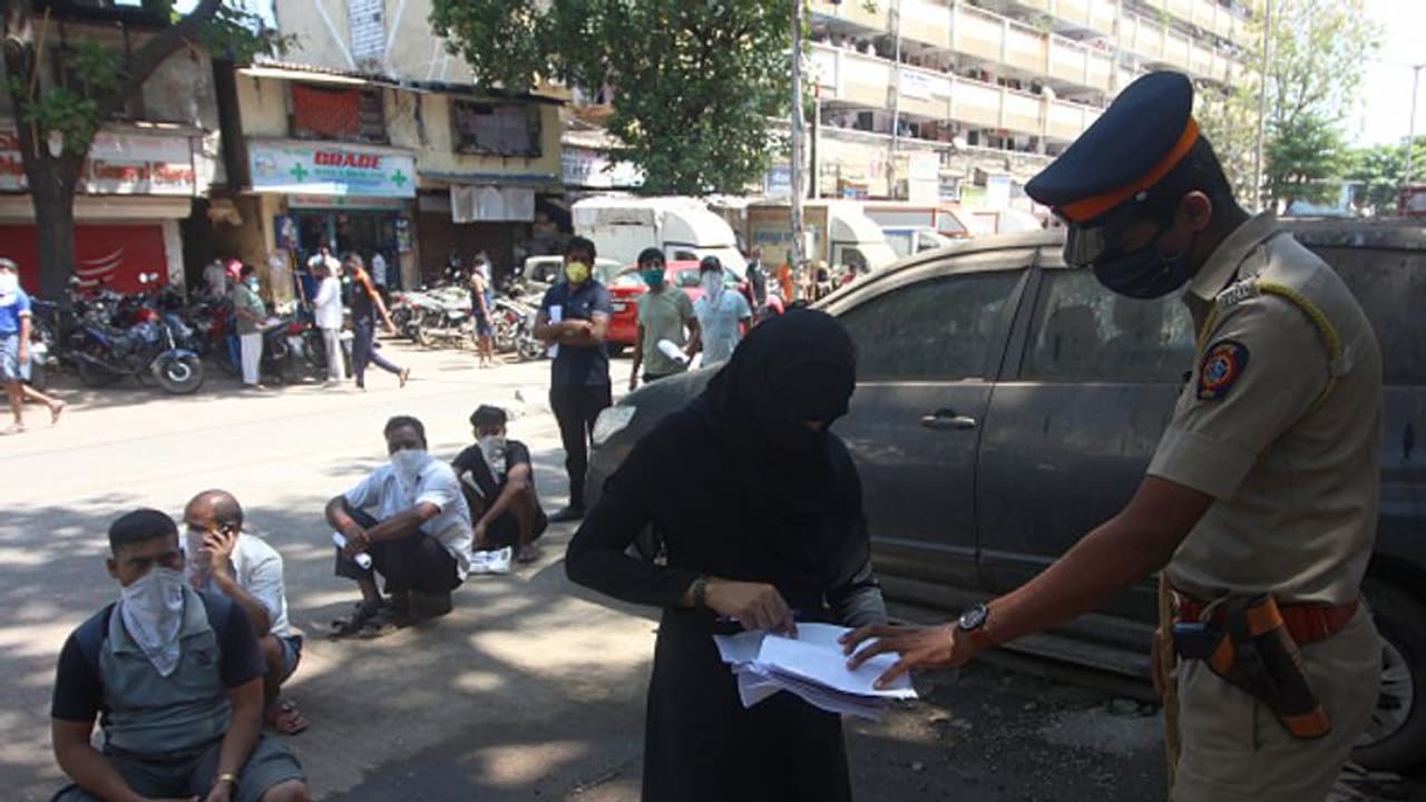 লকডাউনে নিয়মভঙ্গকারীদের রাস্তায় ওঠ বোস, ভাইরাল ভিডিও লকডাউনে নিয়মভঙ্গকারীদের রাস্তায় ওঠ বোস, ভাইরাল ভিডিও