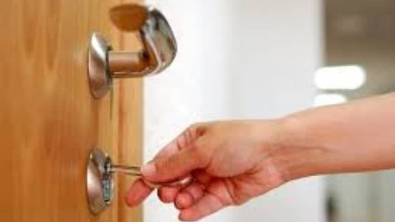 കൊവിഡ് മുക്തയായ ഡോക്ടറെ അസഭ്യം പറഞ്ഞു, വീട്ടില്‍ പൂട്ടിയിട്ടു; ദില്ലിയില്‍ അയല്‍വാസിക്കെതിരെ കേസ്