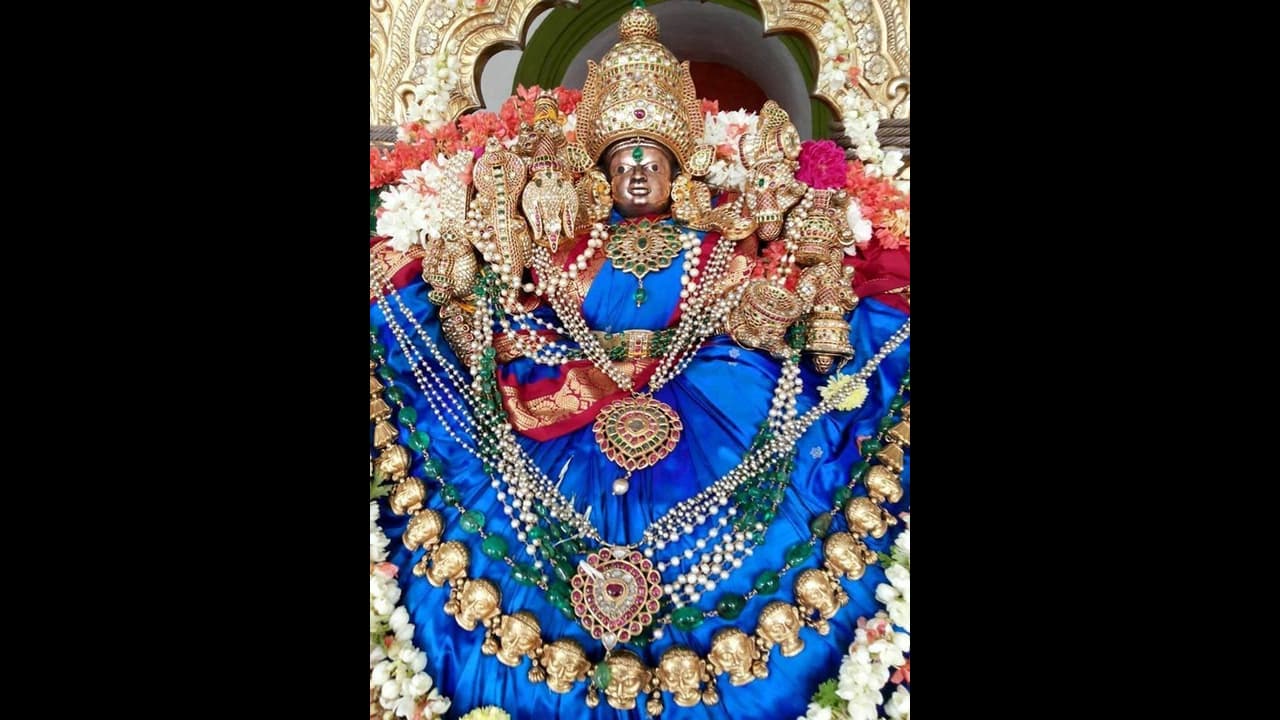 ಸರ್ವಾಲಂಕಾರ ಭೂಷಿತೆಯಾಗಿ ರಾರಾಜಿಸುತ್ತಿರುವ ನಾಡದೇವತೆ; ಜಂಬೂ ಸವಾರಿಯನ್ನು ಕಣ್ತುಂಬಿಕೊಳ್ಳಿ ಸರ್ವಾಲಂಕಾರ ಭೂಷಿತೆಯಾಗಿ ರಾರಾಜಿಸುತ್ತಿರುವ ನಾಡದೇವತೆ; ಜಂಬೂ ಸವಾರಿಯನ್ನು ಕಣ್ತುಂಬಿಕೊಳ್ಳಿ