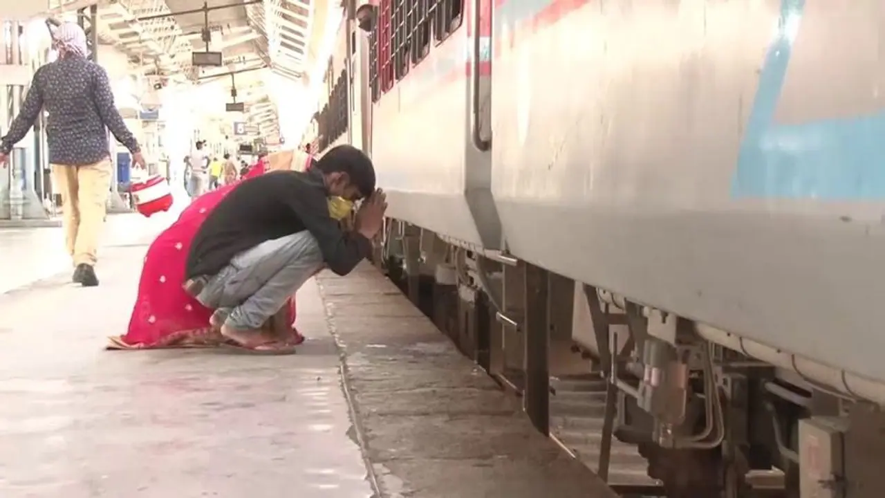 Migrant couple bow down to thank karmabhoomi Gujarat before boarding Shramik train to Uttar Pradesh Migrant couple bow down to thank karmabhoomi Gujarat before boarding Shramik train to Uttar Pradesh