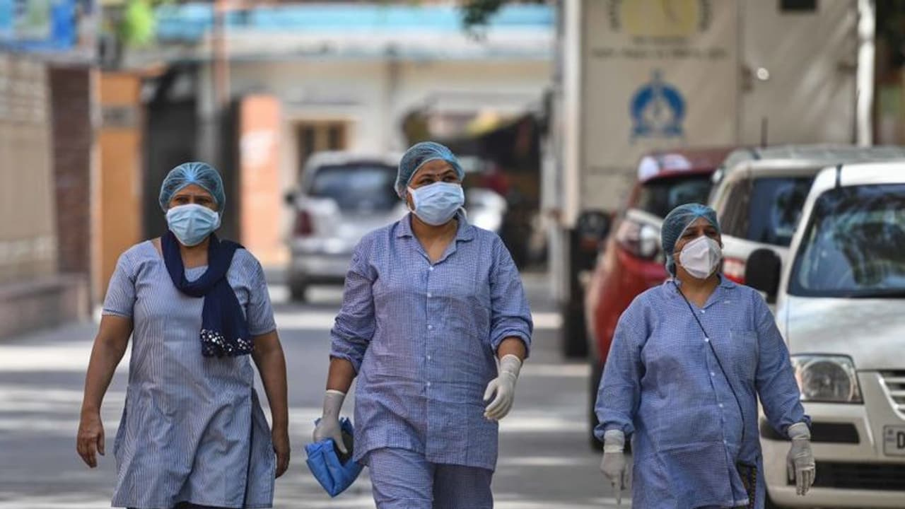 গত ২৪ ঘণ্টায় সংক্রমণের শিকার ৫ হাজারের বেশি, দেশে আক্রান্তের সংখ্যা ছাড়াল ৯৬ হাজারের গণ্ডি গত ২৪ ঘণ্টায় সংক্রমণের শিকার ৫ হাজারের বেশি, দেশে আক্রান্তের সংখ্যা ছাড়াল ৯৬ হাজারের গণ্ডি