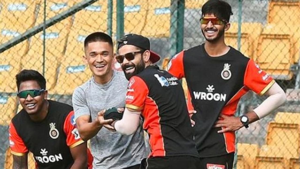 తృటిలో గోల్ మిస్ చేసిన విరాట్ కోహ్లీ... భారత ఫుట్బాల్ కెప్టెన్ సునీల్ ఛెత్రీ ఫన్నీ కామెంట్... తృటిలో గోల్ మిస్ చేసిన విరాట్ కోహ్లీ... భారత ఫుట్బాల్ కెప్టెన్ సునీల్ ఛెత్రీ ఫన్నీ కామెంట్...