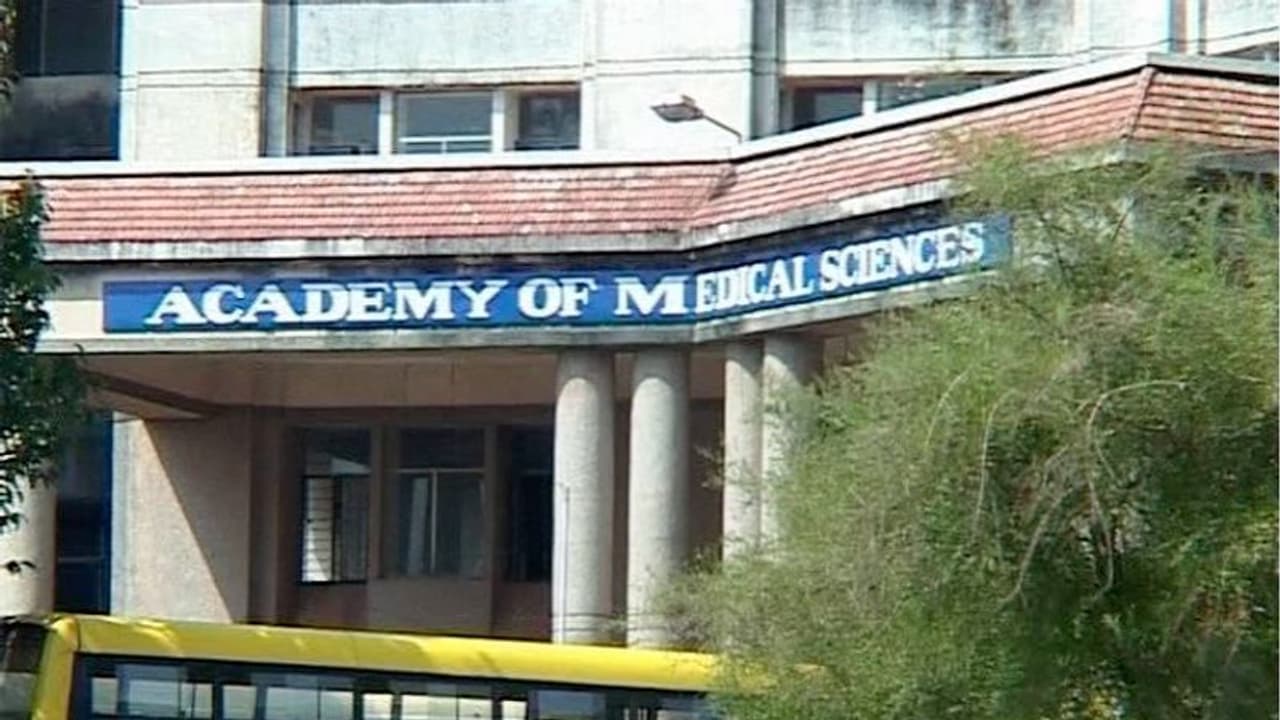 പരിയാരത്ത് നിരീക്ഷണത്തിലുണ്ടായിരുന്ന യുവതിക്ക് മങ്കിപോക്സില്ല, തക്കാളിപ്പനിയെന്ന് സ്ഥിരീകരണം