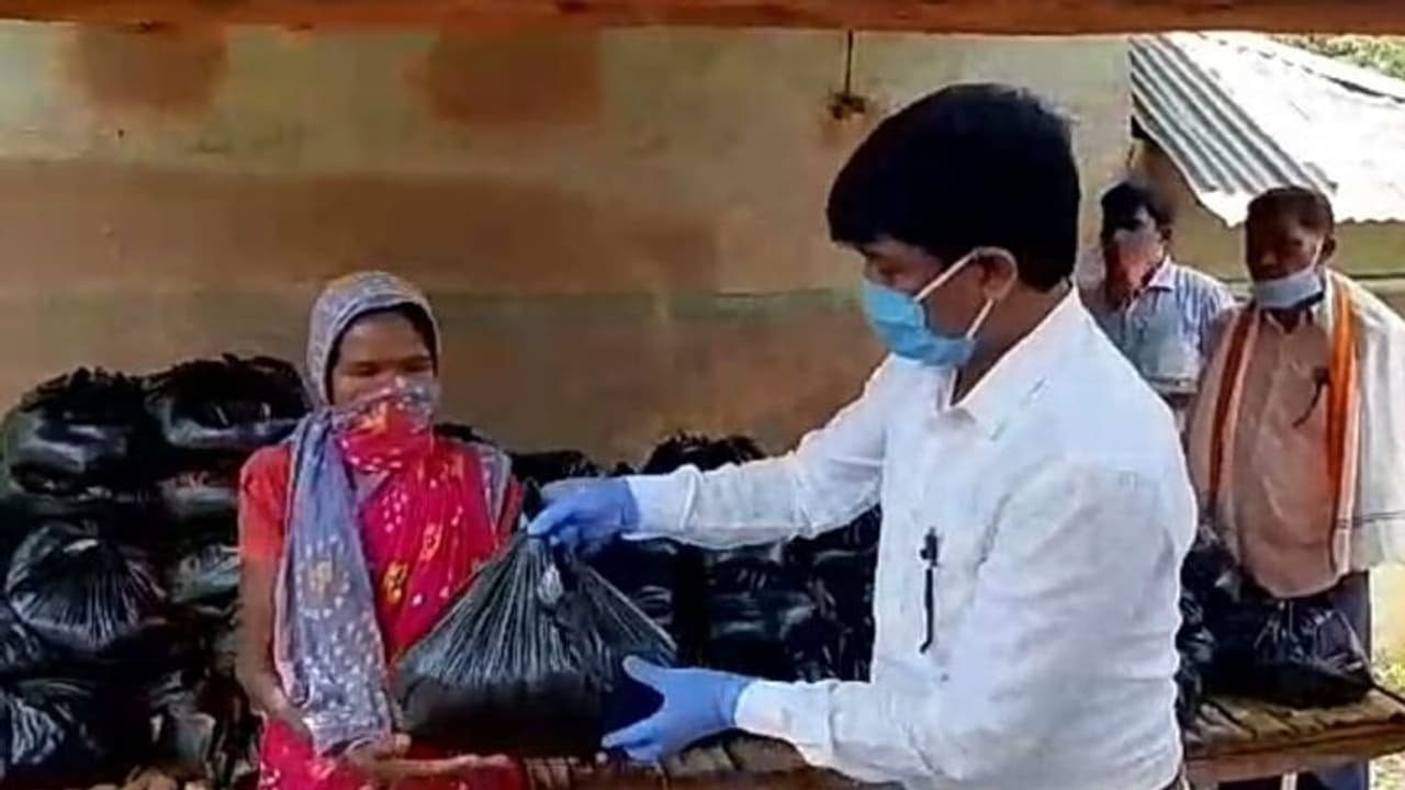 লকডাউনে দুর্ভোগের ইতি, শবর গ্রামে ত্রাণ নিয়ে হাজির জেলা পরিষদের সভাধিপতি