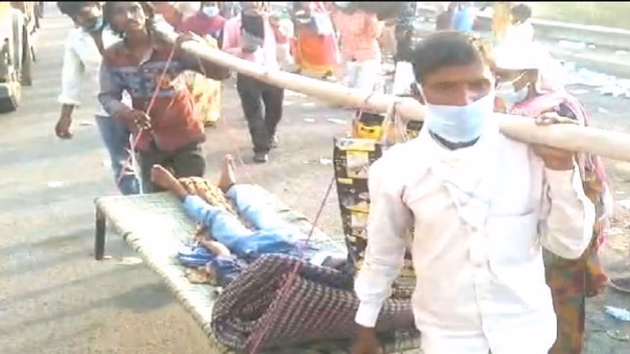 बीमार बेटे को चारपाई पर लेकर घर को निकला परिवार, बारी बारी से देते हैं कंधा, तय की 800 kmकी दूरी बीमार बेटे को चारपाई पर लेकर घर को निकला परिवार, बारी बारी से देते हैं कंधा, तय की 800 kmकी दूरी