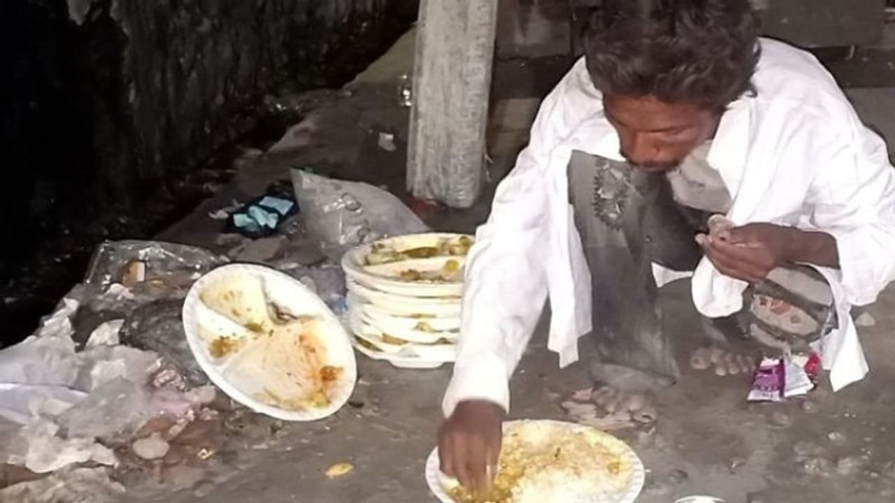 सोचा नहीं था ऐसे भी दिन आएंगे, जब भूख लगी तो कूड़े में पड़ी जूठन इकट्ठा कर खाने लगा मजदूर सोचा नहीं था ऐसे भी दिन आएंगे, जब भूख लगी तो कूड़े में पड़ी जूठन इकट्ठा कर खाने लगा मजदूर