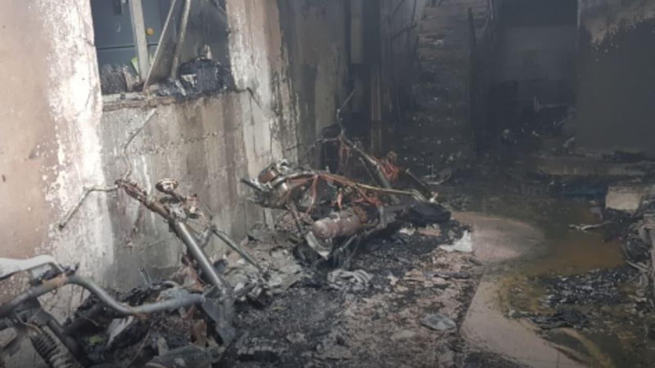 ബഹ്റൈനില് ഗ്യാസ് ചോര്ച്ചയെ തുടര്ന്ന് വീടിന് തീപിടിച്ചു; കുടുംബാംഗങ്ങള് തലനാരിഴയ്ക്ക് രക്ഷപെട്ടു ബഹ്റൈനില് ഗ്യാസ് ചോര്ച്ചയെ തുടര്ന്ന് വീടിന് തീപിടിച്ചു; കുടുംബാംഗങ്ങള് തലനാരിഴയ്ക്ക് രക്ഷപെട്ടു