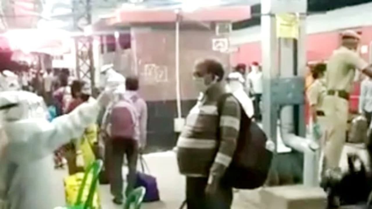 ঘরে ফিরে স্বস্তির নিশ্বাস,৮৫৪ জন যাত্রীকে নিয়ে ব্যান্ডেলে এল শ্রমিক স্পেশ্য়াল ট্রেন