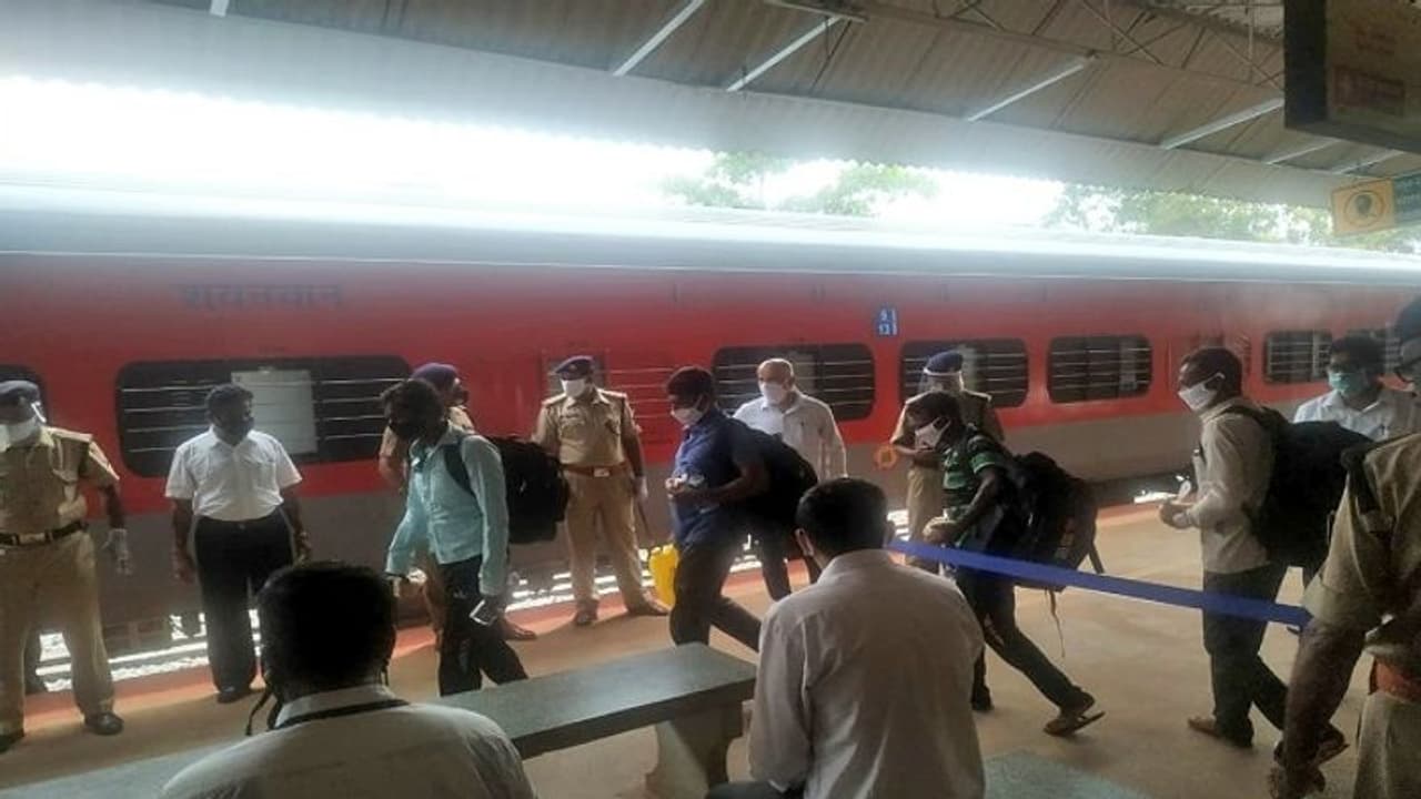 ದೆಹಲಿಯಿಂದ ಹುಬ್ಬಳ್ಳಿಗೆ ಮರಳಿದ ಕನ್ನಡಿಗರು: ತಂದೆಯ ಕಂಡು ಕಣ್ಣೀರಿಟ್ಟ ಯುವತಿ..! ದೆಹಲಿಯಿಂದ ಹುಬ್ಬಳ್ಳಿಗೆ ಮರಳಿದ ಕನ್ನಡಿಗರು: ತಂದೆಯ ಕಂಡು ಕಣ್ಣೀರಿಟ್ಟ ಯುವತಿ..!