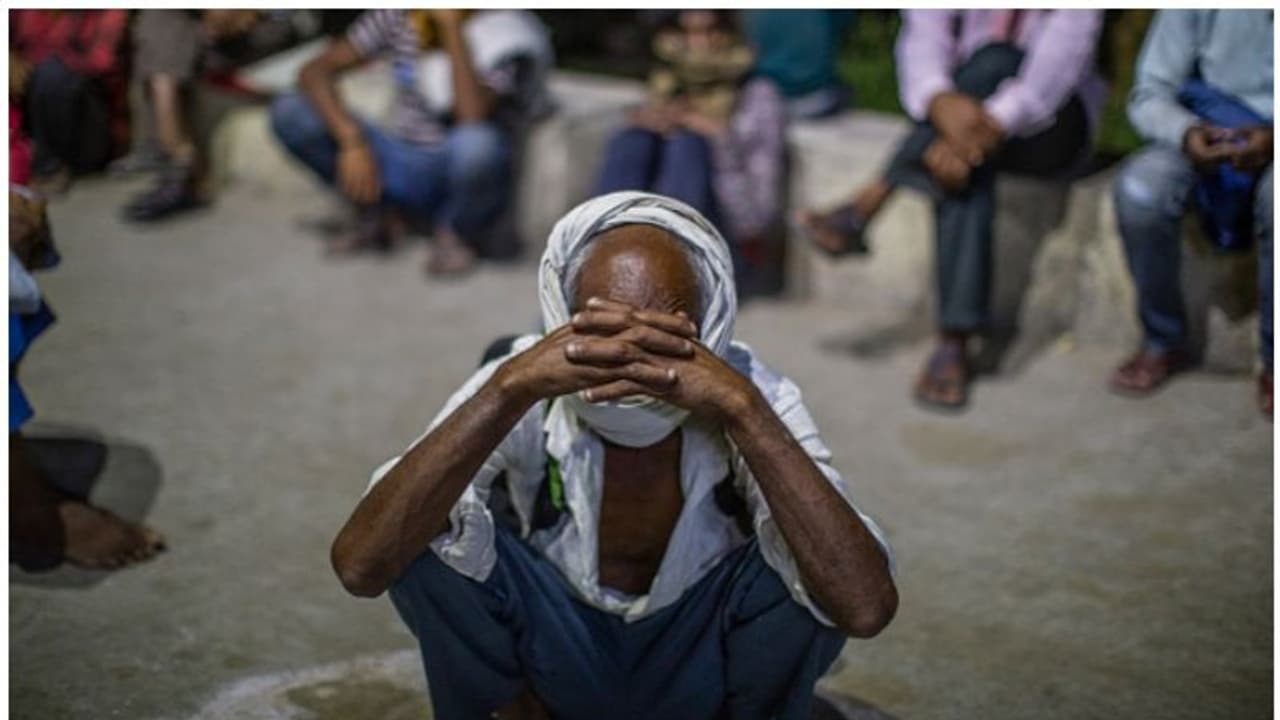 നടക്കാന് കഴിയാത്ത മകനുണ്ട്, ബറേലി വരെയെത്താന് സൈക്കിള് എടുക്കുന്നു; വൈറലായി കുടിയേറ്റ തൊഴിലാളിയുടെ കുറിപ്പ് നടക്കാന് കഴിയാത്ത മകനുണ്ട്, ബറേലി വരെയെത്താന് സൈക്കിള് എടുക്കുന്നു; വൈറലായി കുടിയേറ്റ തൊഴിലാളിയുടെ കുറിപ്പ്