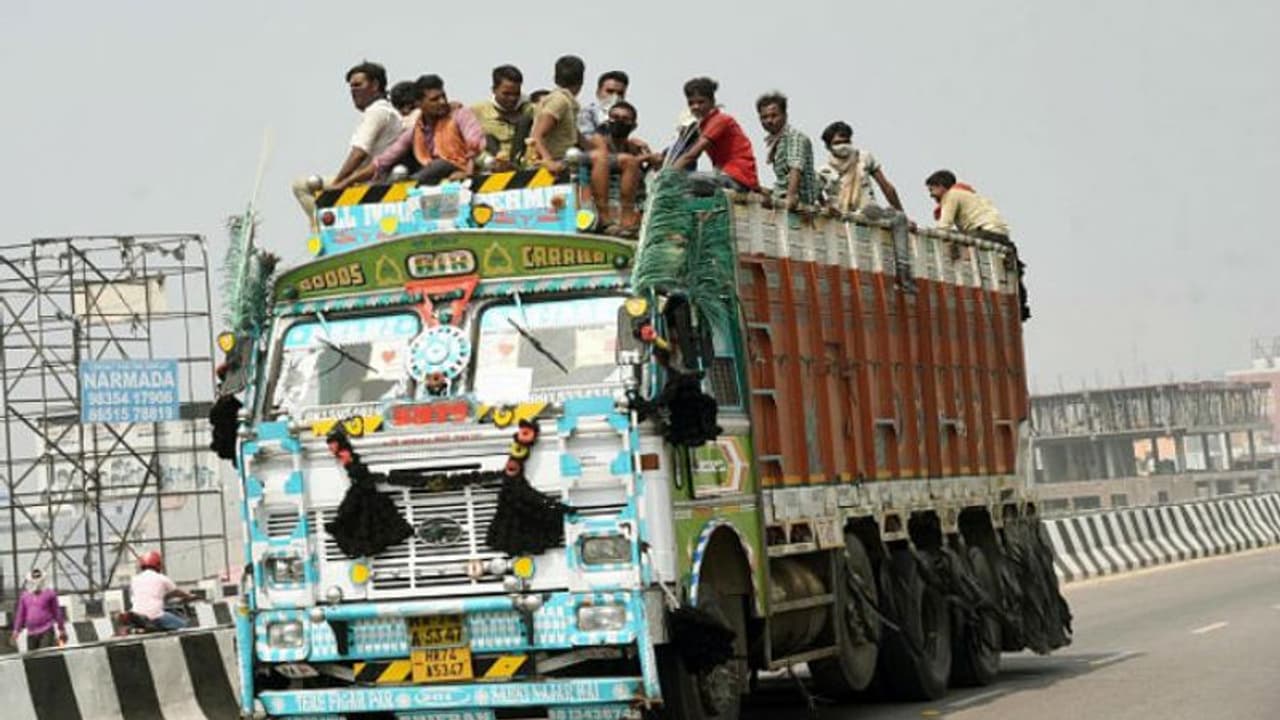 লকডাউনে বেঁচে থাকা আর্তি কি অন্যায়, পরিযায়ী শ্রমিকদের মৃত্যু তুলে আনছে প্রশ্ন লকডাউনে বেঁচে থাকা আর্তি কি অন্যায়, পরিযায়ী শ্রমিকদের মৃত্যু তুলে আনছে প্রশ্ন