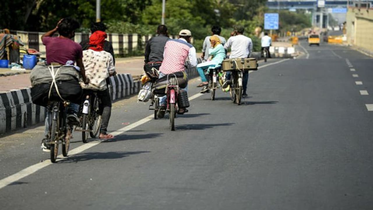 ಕಾಫಿನಾಡಿನಿಂದ ಮರಳಿ ಊರಿಗೆ ತೆರಳುತ್ತಿದ್ದಾರೆ ವಲಸೆ ಕಾರ್ಮಿಕರು..!