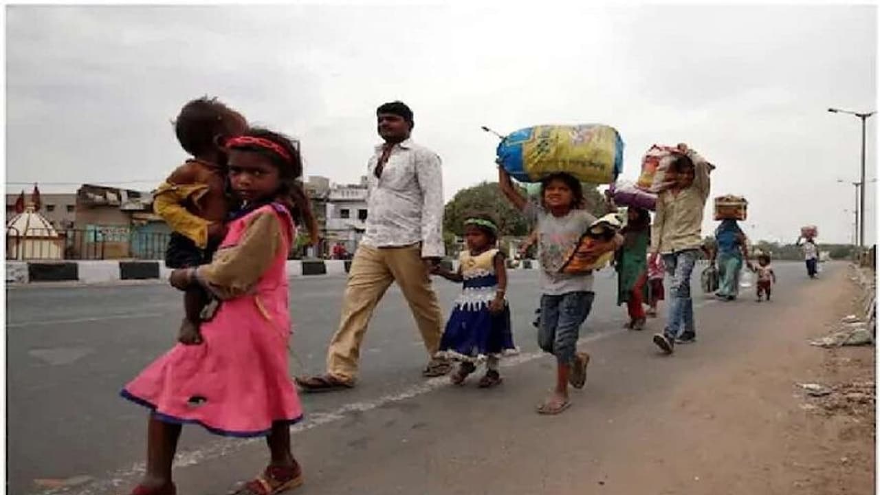 കുടിയേറ്റത്തൊഴിലാളികളില് ചിലര് കവര്ച്ചക്കാരെ പോലെയാണ് പെരുമാറുന്നത്; വിവാദ പരാമര്ശവുമായി യുപി മന്ത്രി കുടിയേറ്റത്തൊഴിലാളികളില് ചിലര് കവര്ച്ചക്കാരെ പോലെയാണ് പെരുമാറുന്നത്; വിവാദ പരാമര്ശവുമായി യുപി മന്ത്രി