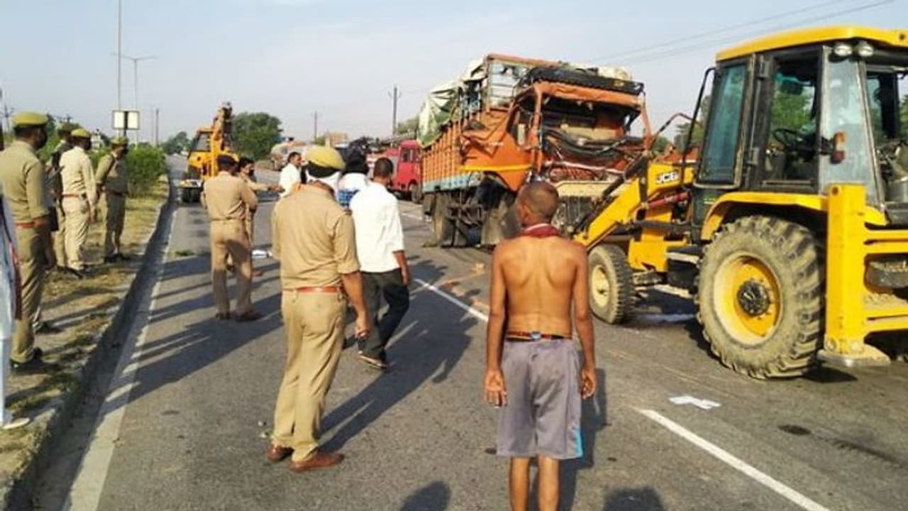 नहीं थम रहा मजदूरों की मौत का सिलसिला..MP में एक और भीषण हादसा..पति पत्नी समेत 4 की दर्दनाक मौत नहीं थम रहा मजदूरों की मौत का सिलसिला..MP में एक और भीषण हादसा..पति पत्नी समेत 4 की दर्दनाक मौत