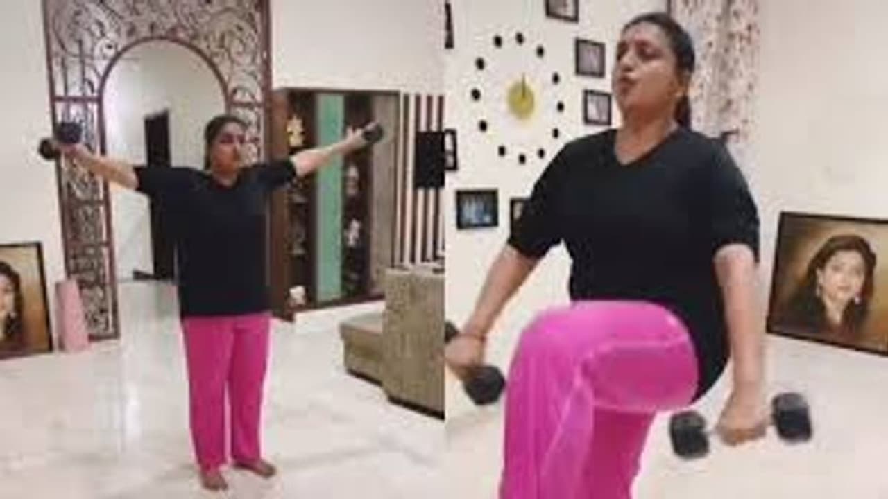 47 வயதிலும் பிட்னெஸ் ரகசியம் இதுதானா..? வைரலாகும் ரோஜாவின் ஒர்க்அவுட் வீடியோ! 47 வயதிலும் பிட்னெஸ் ரகசியம் இதுதானா..? வைரலாகும் ரோஜாவின் ஒர்க்அவுட் வீடியோ!