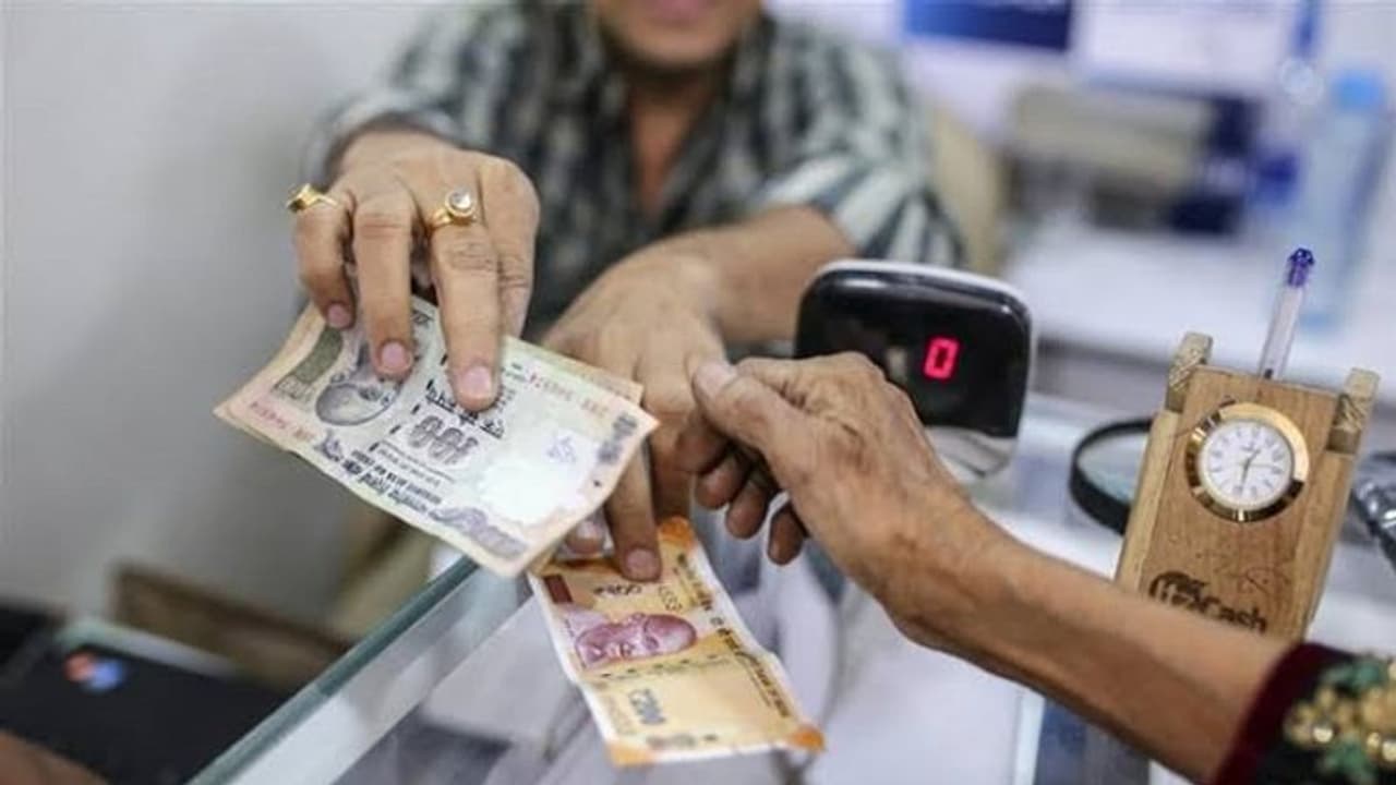 మీ అకౌంట్లో ఎక్కువ డబ్బు డిపాజిట్ చేస్తున్నారా.. అయితే మీకు నోటీసులు తప్పవు మీ అకౌంట్లో ఎక్కువ డబ్బు డిపాజిట్ చేస్తున్నారా.. అయితే మీకు నోటీసులు తప్పవు