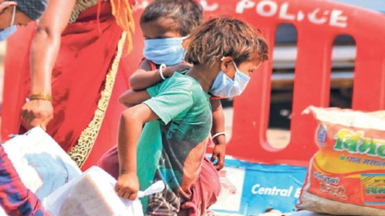 ಲಾಕ್ಡೌನ್ ತಂದಿಟ್ಟ ಸಂಕಷ್ಟ: ವ್ಯಾಪಾರವಿಲ್ಲದೇ ಊಟಕ್ಕಾಗಿ ಅಲೆದಾಟ, ಮಕ್ಕಳ ಭಿಕ್ಷಾಟನೆ..! ಲಾಕ್ಡೌನ್ ತಂದಿಟ್ಟ ಸಂಕಷ್ಟ: ವ್ಯಾಪಾರವಿಲ್ಲದೇ ಊಟಕ್ಕಾಗಿ ಅಲೆದಾಟ, ಮಕ್ಕಳ ಭಿಕ್ಷಾಟನೆ..!