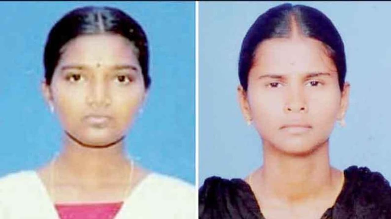 ஒரே சேலையில் தூக்கில் பிணமாக தொங்கிய இளம்பெண்கள்..! நாமக்கல்லில் அதிர்ச்சி..! ஒரே சேலையில் தூக்கில் பிணமாக தொங்கிய இளம்பெண்கள்..! நாமக்கல்லில் அதிர்ச்சி..!