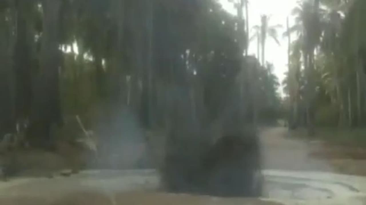 తూ.గో జిల్లాలో ఓఎన్జీసీ పైప్లైన్ నుండి గ్యాస్ లీకేజీ: భయాందోళనలో స్థానికులు తూ.గో జిల్లాలో ఓఎన్జీసీ పైప్లైన్ నుండి గ్యాస్ లీకేజీ: భయాందోళనలో స్థానికులు