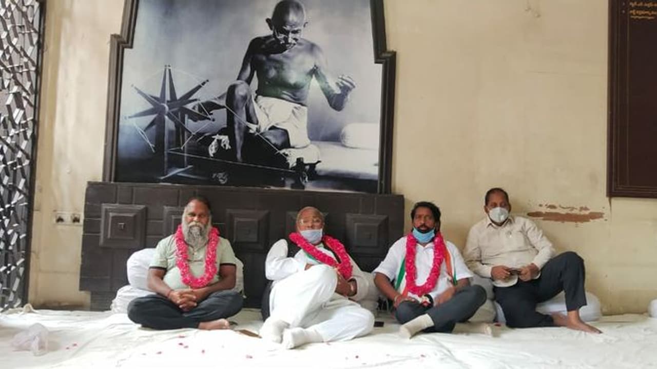 వలస కూలీల సమస్యలపై గాంధీ భవన్ లో వీహెచ్, జగ్గారెడ్డి దీక్ష వలస కూలీల సమస్యలపై గాంధీ భవన్ లో వీహెచ్, జగ్గారెడ్డి దీక్ష