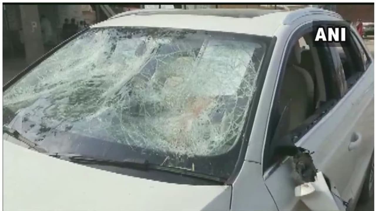 ട്രെയിനുകള് റദ്ദാക്കി; ഗുജറാത്തില് പ്രതിഷേധവുമായി ഇതരസംസ്ഥാന തൊഴിലാളികള്, വാഹനങ്ങള് തകര്ത്തു ട്രെയിനുകള് റദ്ദാക്കി; ഗുജറാത്തില് പ്രതിഷേധവുമായി ഇതരസംസ്ഥാന തൊഴിലാളികള്, വാഹനങ്ങള് തകര്ത്തു