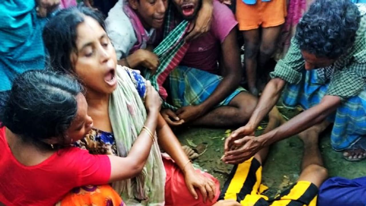 চাষের কাজে যাওয়ার পথে কেড়ে নিল কিশোরের প্রাণ, দেদার গোলাগুলিতে উত্তপ্ত মুর্শিদাবাদ চাষের কাজে যাওয়ার পথে কেড়ে নিল কিশোরের প্রাণ, দেদার গোলাগুলিতে উত্তপ্ত মুর্শিদাবাদ